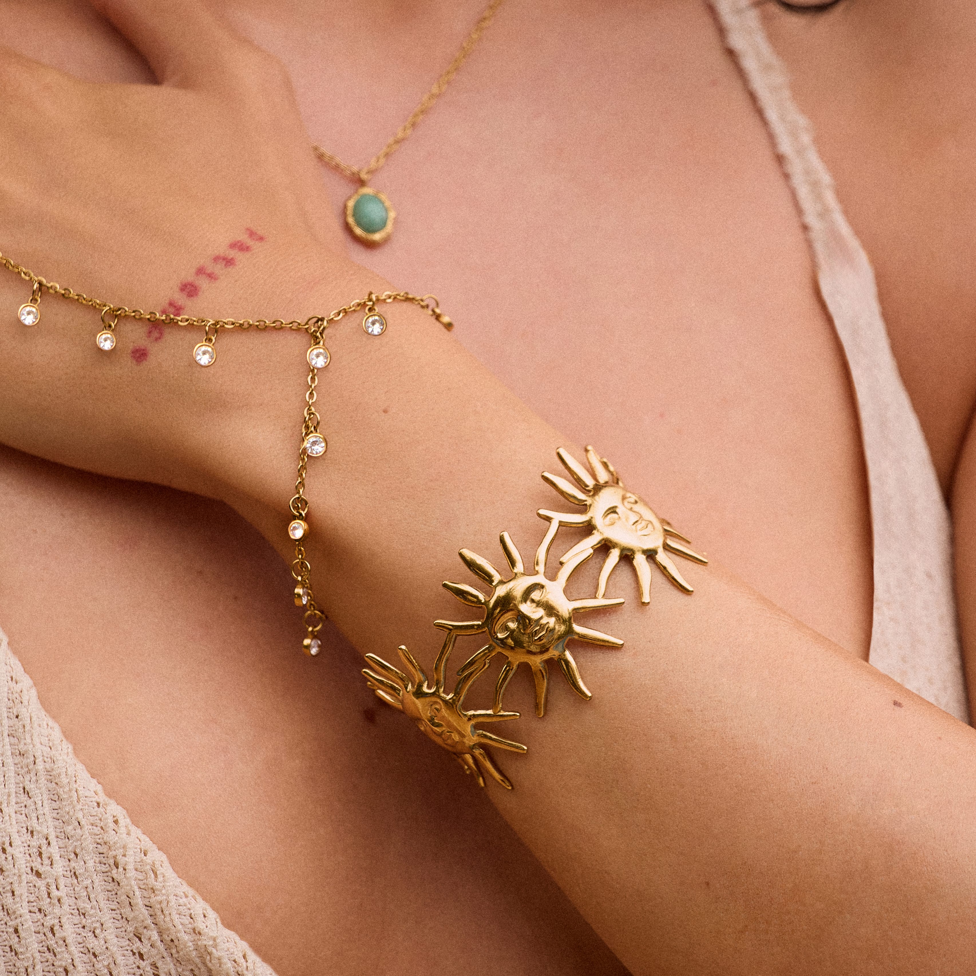 Bohomoon Stainless Steel Manhattan Hand Chain Bracelet