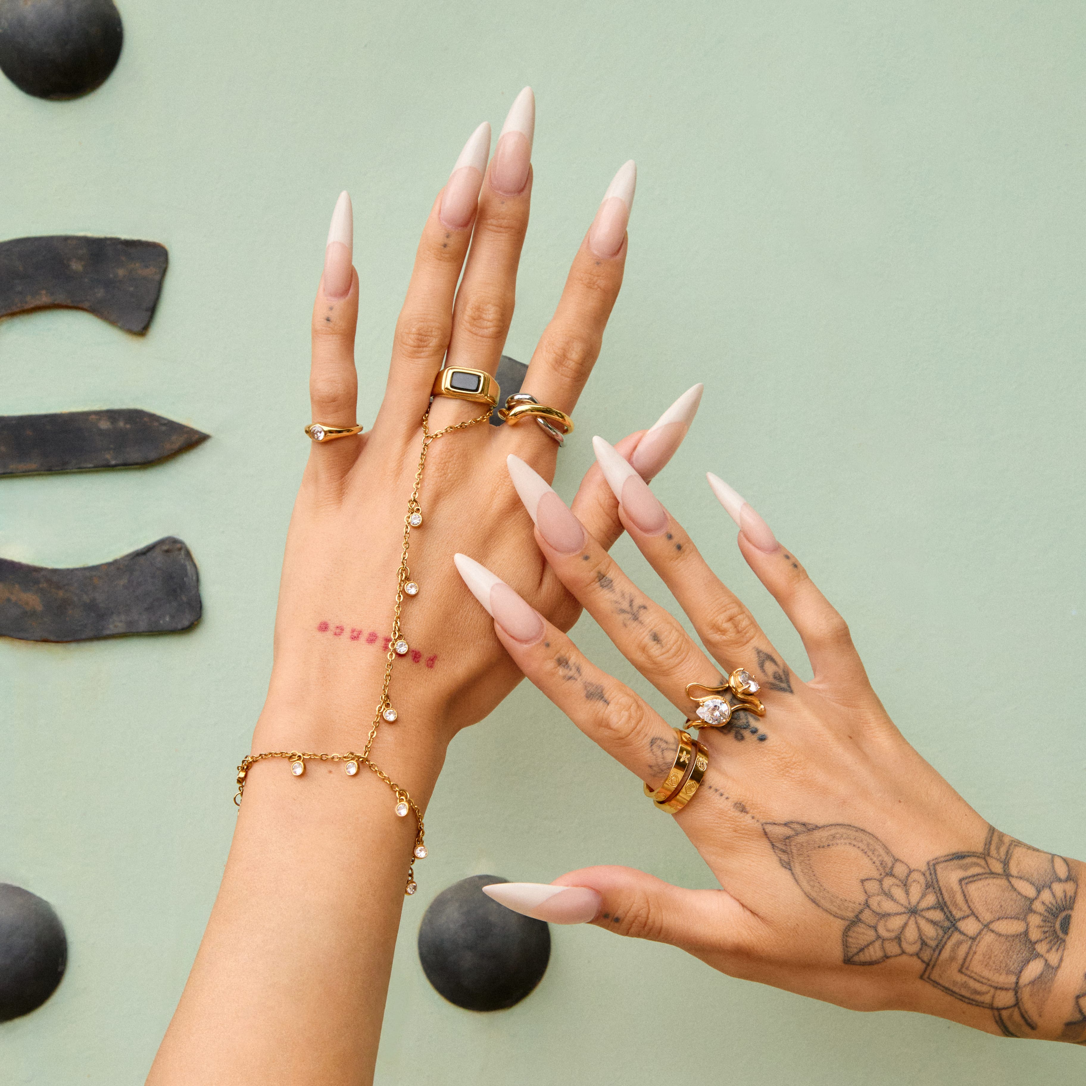 Bohomoon Stainless Steel Manhattan Hand Chain Bracelet